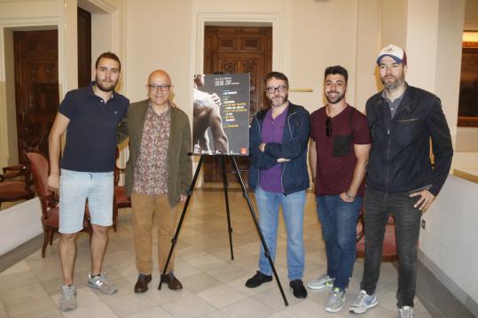 Els responsables del festival Anòlia d'Igualada amb els components dels grups de música d'Igualada Black Kiss Superstar i La Séptima Trastada. ACN