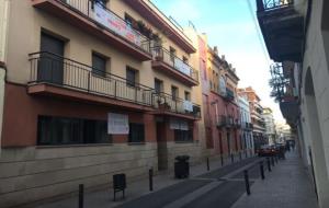 Els veïns del carrer Correu denuncien l’Ajuntament de Vilanova per seva la passivitat en el soroll. EIX