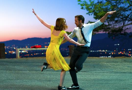 Emma Stone i Ryan Gosling ballen en una escena de 'La La Land'. EIX
