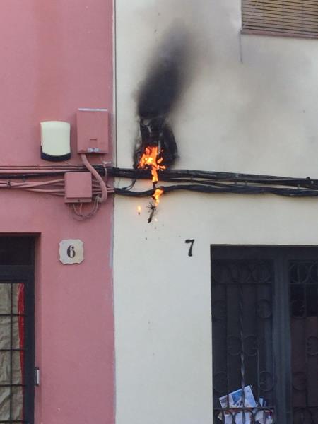 Ensurt a Vilanova per un incendi en el quatre elèctric manipulat d'un habitatge ocupat. Policia local de Vilanova