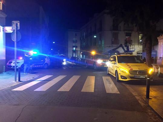 Ensurt al carrer Unió de Vilanova per la caiguda d'una dona de 40 anys per un pati de llums. Arnau Salvó
