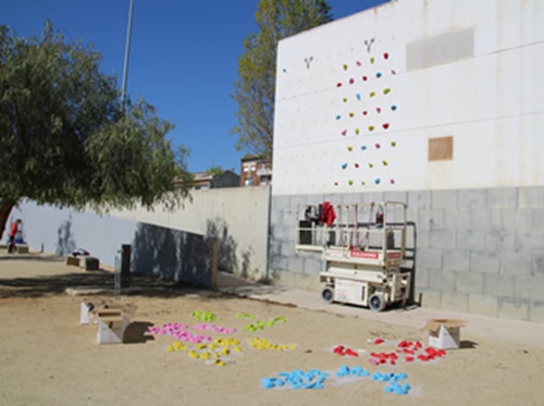 Es construeix un mur d'escalada artificial a l'escola Ítaca de Vilanova. Ajuntament de Vilanova
