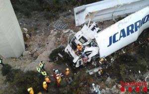 Ferit greu el conductor d'un camió de gran tonatge que s'ha precipitat des d'un pont, a la Bisbal del Penedès. Bombers