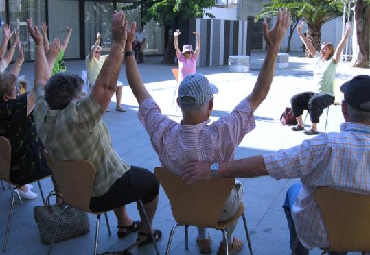 Gent gran del Vendrell participant en una activitat a la plaça del Tìvoli. Eix