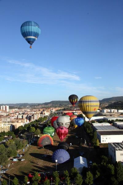 Imatge d'arxiu de globus enlairant-se durant l'European Balloon Festival des del camp de l'Avinguda Catalunya on es projecta el parc. ACN