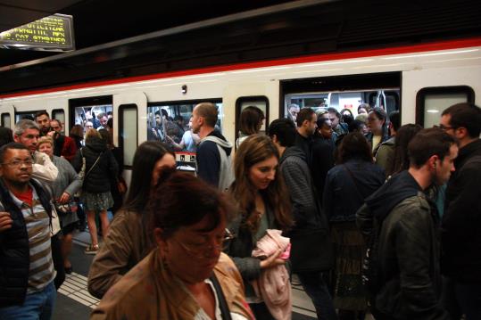 Imatge de l'entrada a un vagó del Metro de Barcelona el 24 d'abril del 2017 amb motiu del dia de la vaga per la negociació del conveni col·lectiu . AC