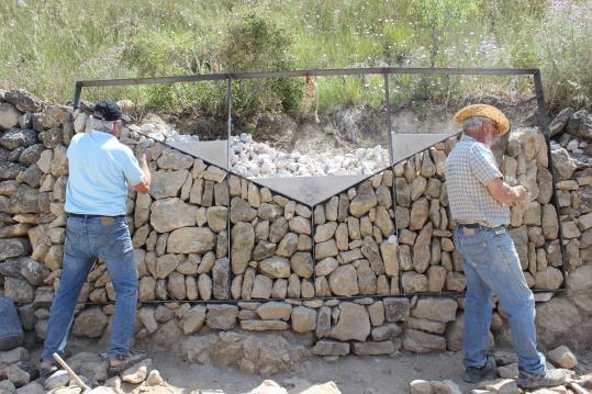 Imatge del marge de pedra seca que s’està reconstruint amb motiu del Congrés i que es descobrirà el dia 16 de juny a la tarda. EIX