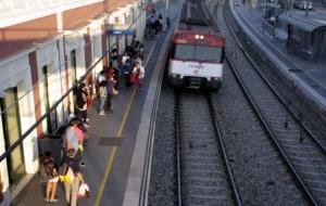 Imatge d'un tren de Rodalies arribant a l'estació de Cornellà de Llobregat el 22 de setembre de 2016. ACN