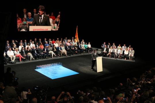 Imatge general de l'acte al TNC durant la intervenció del president de la Generalitat, Carles Puigdemont. ACN