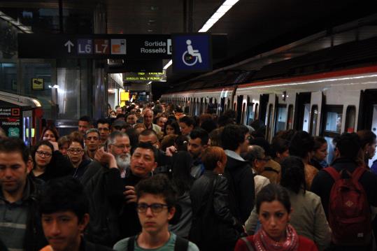 Imatge general de l'andana del metro a l'estació de la Diagonal a les 7h30 del mati del 24 d'abril coincidint amb la vaga del Metro de Barcelona . ACN