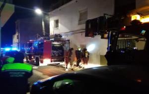 Incendi sense ferits en un habitatge ocupat al barri del Tacó de Vilanova. Policia local de Vilanova
