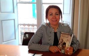 Jamila Al Hassani durant la presentació de la novel·la al Casal de Dones de Vilanova i la Geltrú. Eix