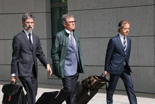 Jordi Pujol Ferrusola amb els seus advocats Cristóbal Martell i Albert Carrillo, a les portes de l'Audiència Nacional. ACN