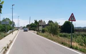 La carretera d’accés a Santa Oliva ampliarà la seva calçada i millorarà la seguretat del trànsit de vehicles i vianants. Diputació de Tarragona