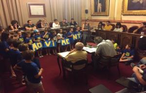 La comunitat educativa de l'escola Ginesta de Vilanova ha presentat al ple municipal una moció de suport a l'escola pública. AMPA Escola Ginesta