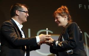 L'actriu Susan Sarandon en el moment en què el director del Festival de cinema de Sitges, Ángel Sala, li ha entregat el Gran Premi Honorífic. ACN