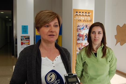 L’alcaldessa de Sant Pere de Ribes, Abigail Garrido, i la regidora de Joventut, Noèlia López, durant la roda de premsa de reobertura de l’Espai Jove. 
