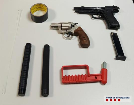 Les armes decomissades -dos bastons extensibles, una pistola i un revòlver- als quatre assaltants de Cunit. Mossos d'Esquadra