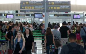 Les cues a l'aeroport del Prat cap a tres quarts de nou del matí del 4 d'agost del 2017. ACN/ Gemma Sánchez