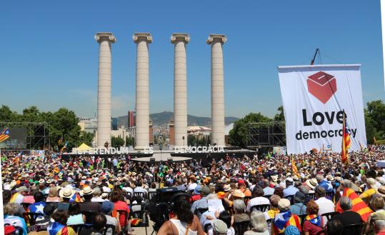 Les quatre columnes de Montjuïc, decorat d'excepció de l'acte de suport al referèndum de l'1 d'octubre, l'11 de juny de 2017. ACN