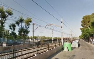 Les vies del tren al seu pas per la rambla de la Pau de Vilanova. Google Street View