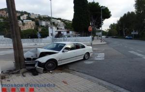 L'estat en què va quedar el cotxe després d'impactar contra dos pals de la vorera a Sitges. Mossos d'Esquadra