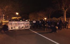 Manifestació davant de la caserna de la Guàrdia Civil de Vilanova per demanar justícia per les morts del Tarajal. CUP