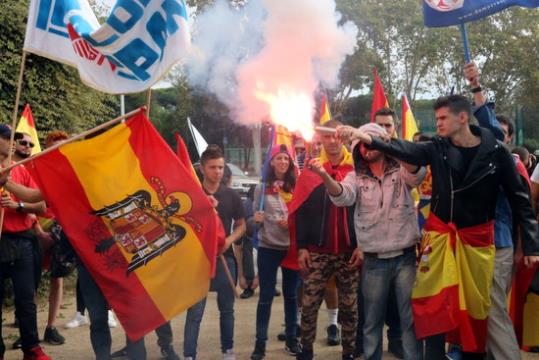 Manifestants d'ultradreta amb banderes espanyoles inconstitucionals ien un acte celebrat el 12 d'Octubre. ACN / Josep Molina