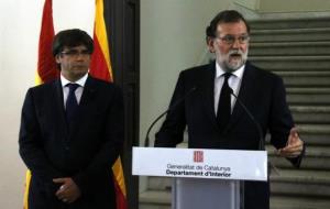 Mariano Rajoy adreçant-se als periodistes amb el president Puigdemont darrere seu. ACN / Pol Solà