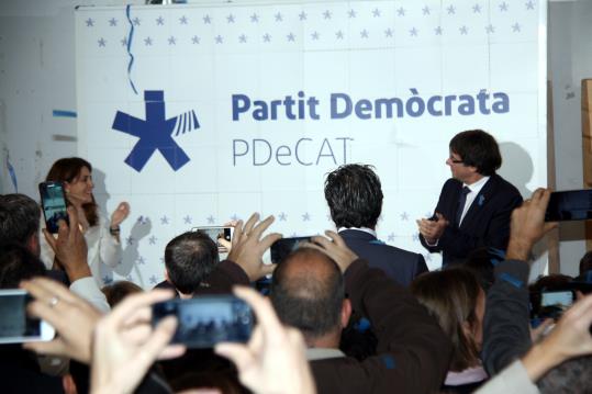 Marta Pascal i Carles Puigdemont descobreixen el nou logotip del PDECat, el 17 de desembre del 2016. ACN