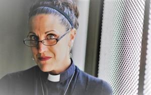 Nadia Bolz-Weber, pastora protestant nord-americana. Eix