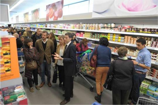 Neus Lloveras a l'obertura d’un supermercat de baixos preus, a la ronda Ibèrica. Eix