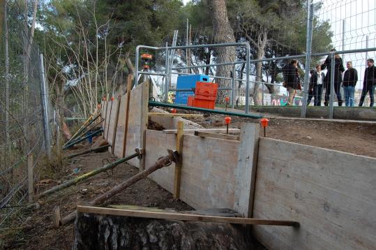 Obres de substitució del tancament al camp de futbol de Ribes. Ajt Sant Pere de Ribes