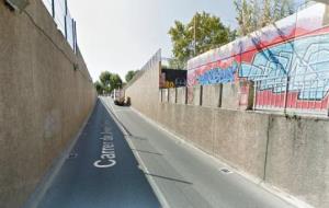 Pas sota la via del tren al carrer Josep Coroleu de Vilanova. Google Street View