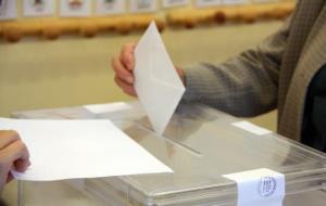 Una membre d'una mesa electoral de Barcelona repassa el reglament i les instruccions a seguir en les eleccions municipals. ACN