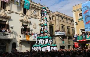 Pla general del 3 de 10 amb folre i manilles descarregat pels Castellers de Vilafranca a la primera ronda de la diada de Tots Sants de l'1 de novembre