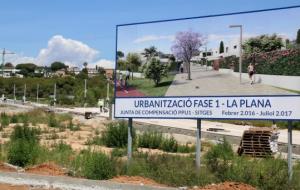 Pla general del sector la Plana de Sitges, en ple procés d'urbanització, on es pot veure un gran rètol anunciant les noves promocions d'habitatge. ACN