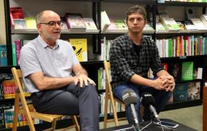 Pla obert de Carmel Carrillo i Josep Garcia, impulsors del premi El lector de l'Odissea, en roda de premsa. ACN
