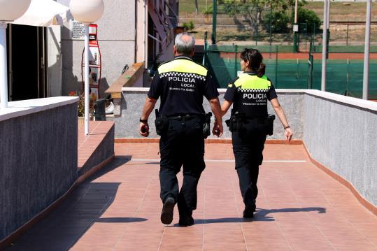 Pla obert de dos agents de la policia local entrant a les instal·lacions del Club Tennis Vilanova, on un nen ha mort ofegat a la piscina el 22 de juny
