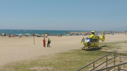 Pla obert de la platja amb l'helicòpter a la sorra. ACN