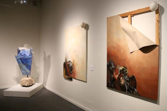 Pla obert de tres obres exposades a la mostra 'Guinovart, trencant els límits' al Museu Víctor Balaguer de Vilanova i la Geltrú. ACN