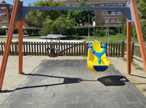 Reparen el gronxador amb cadireta adaptada del parc de la Torre d'Enveja, a Vilanova. Ajuntament de Vilanova