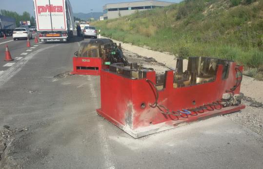 Retencions a la N-340, a Vilafranca, per un accident entre un camió i un turisme. Ramon Delgado