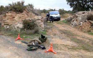 Roba del caçador detingut i l'escopeta amb què presumptament hauria matat dos agents rurals, a Aspa. ACN