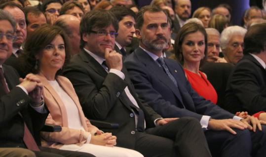 Soraya Sáenz de Santamaría; el president de la Generalitat, Carles Puigdemont, i els Reis Felip VI i Letizia. ACN/ Maria Belmez