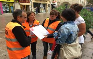 Tres agents cívics realitzen tasques de sensibilització a la via pública a Vilafranca. Ajuntament de Vilafranca