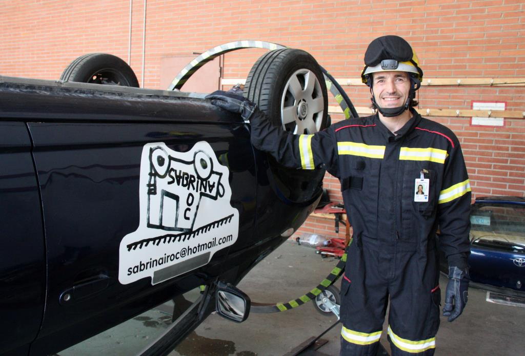 Un bomber crea una plataforma que permet bolcar vehicles per practicar rescats en situacions extremes. ACN