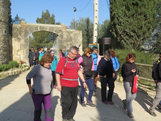 Un centenar de persones estrenen la ruta dels Castells de Marca al Penedès. EIX