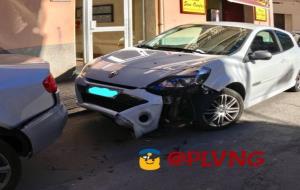 Un conductor ebri xoca contra dos cotxes aparcats i es dóna a la fuga, a Vilanova. Policia local de Vilanova