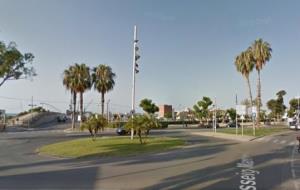 Un conductor que triplicava la taxa d'alcoholèmia xoca contra una rotonda a Vilanova. Google Street View